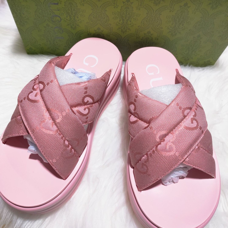 G*u*i slippers